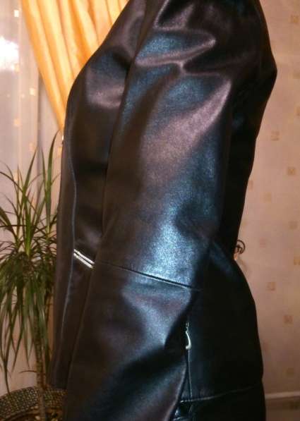 Куртка кожаная, черного цвета, с белым воротником и манжетам в Москве фото 5