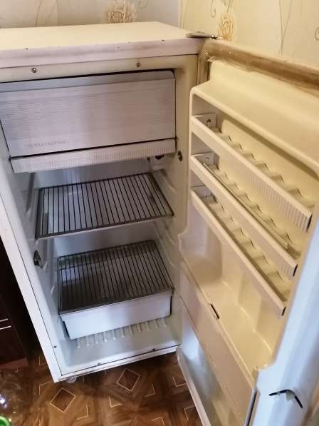 Старый работающий холодильник