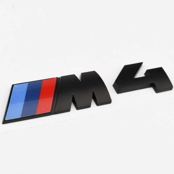 Черный шильдик M4 на багажник BMW