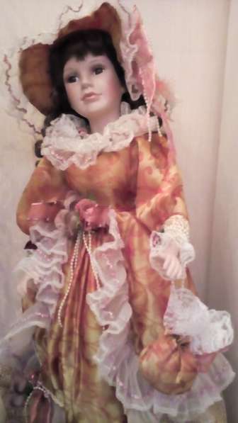 Продаю фарфоровую коллекционную куклу в Саратове