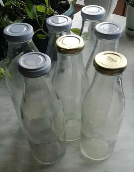 Бутылки молочные с винтовыми крышками