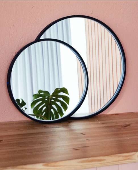 Скандинавское круглое зеркало в деревянной раме Svart 60 в фото 4