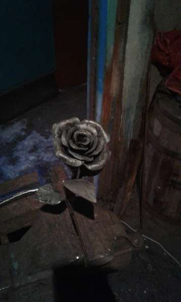Кованая роза:чёрного цвета патина золото в фото 4