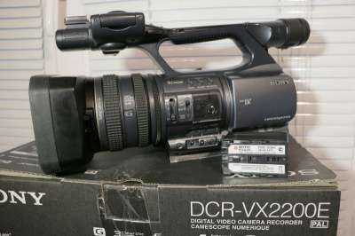 профессиональную камеру Sony DCR-VX2200E