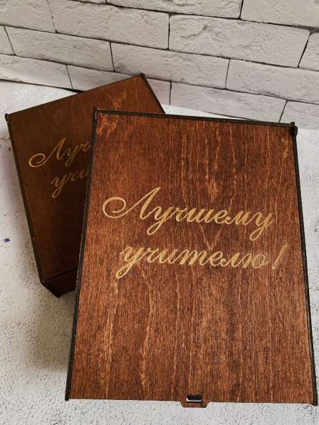 Ежедневник в деревянной коробочке с гравировкой учителю в Москве