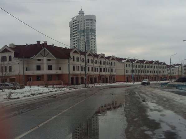 Продам четырехкомнатную квартиру в Красногорске. Жилая площадь 220,40 кв.м. Дом кирпичный. Есть балкон.