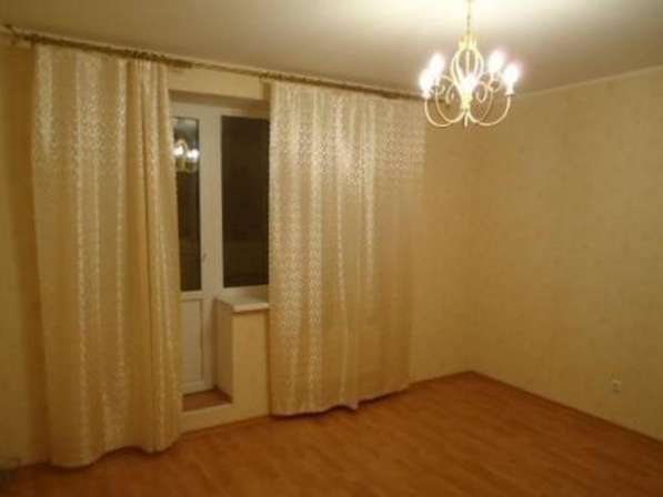 Продам трехкомнатную квартиру в Ростов-на-Дону.Жилая площадь 77 кв.м.Дом кирпичный.Есть Балкон.