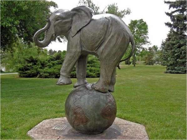 Скульптура"Слон на Земном шаре"