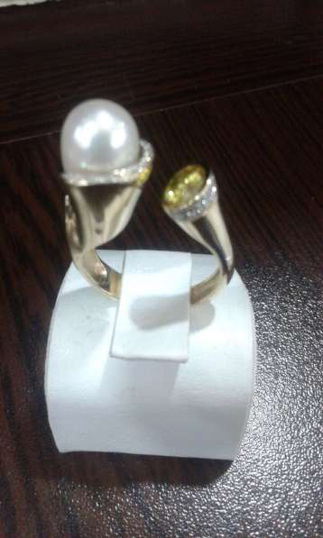 Стильное кольцо с жемчугом и хризолитом