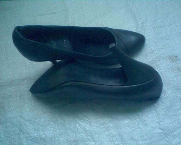 Темно-серые шикарные туфельки из натуральной кожи в фото 3