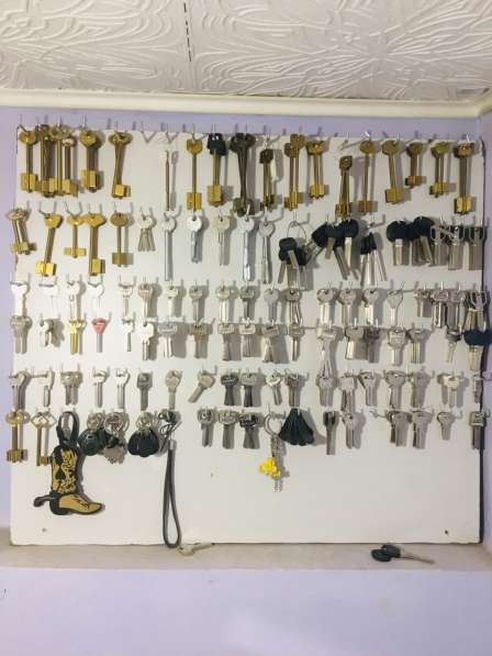 Продам 2 станка для изготовления ключей, стенд с заготовкам в Тюмени фото 6
