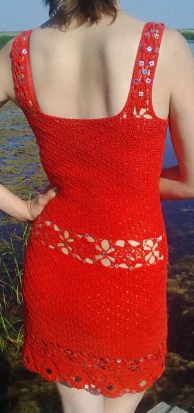 Вязаное красное летнее платье в фото 5