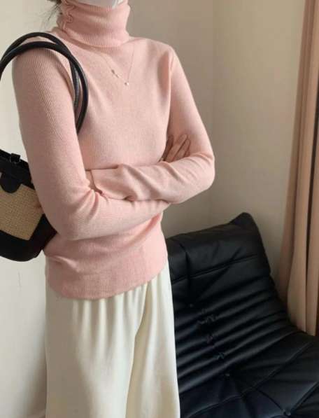 Розовая водолазка