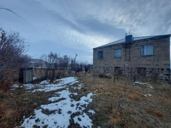 Продается собственный, двухэтажный домв Армении. А в фото 4