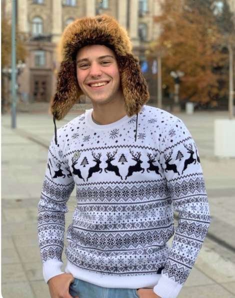 Новогодний свитер с оленями в фото 3