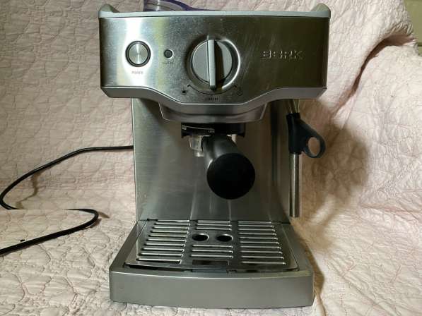 Срочно продаётся кофемашина BORK C-700