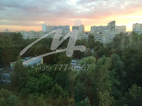 Продам двухкомнатную квартиру в Москве. Жилая площадь 47,40 кв.м. Этаж 9. Есть балкон.