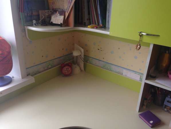 Продаётся письменный угловой, детский стол и шкаф. Шкаф высо в Москве