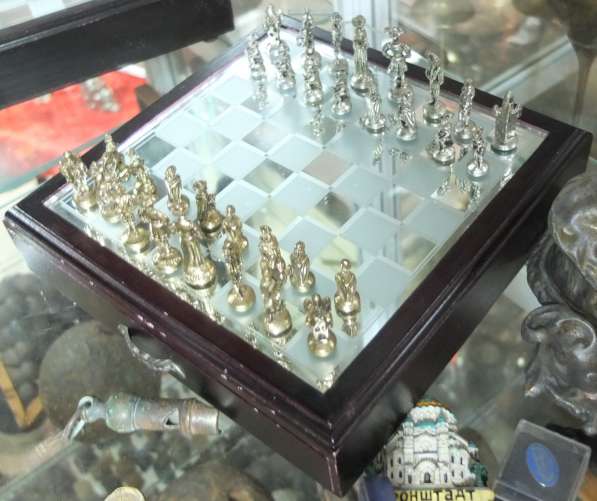 Шахматы оловянные, серебряного и золотого цвета, с доской ​​