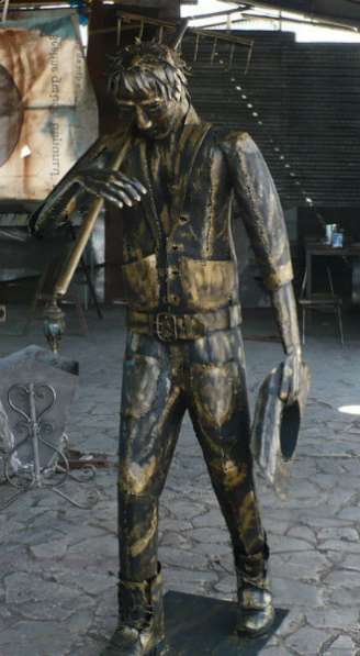 Cкульптура кованая"деревенская стра