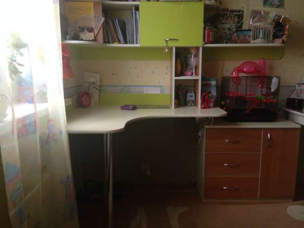 Продаётся письменный угловой, детский стол и шкаф. Шкаф высо в Москве фото 4
