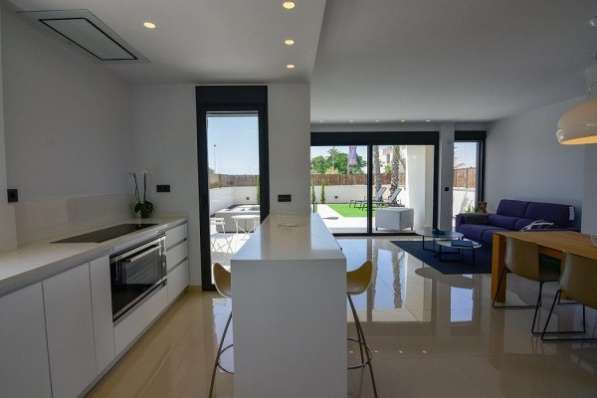 Недвижимость в Испании, Новая вилла в Ла Марина в фото 10