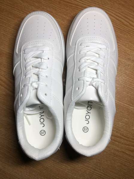 Белые кроссовки