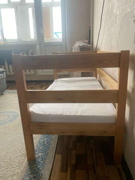 Продаю удобную приставную детскую кровать в фото 3