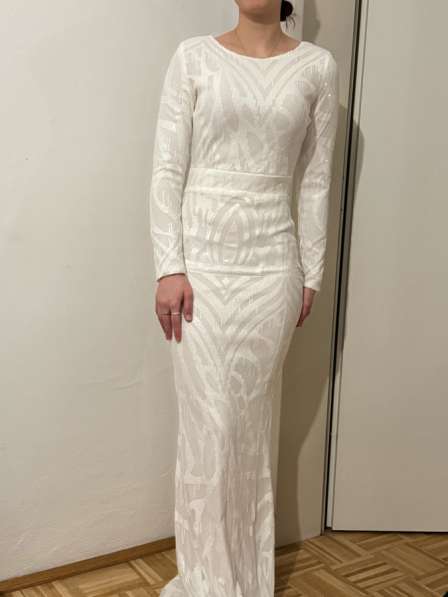 Белое вечерное платье