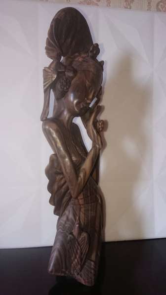 Бюст балийской девушки из эбенового дерева 1976 года выпуска в Дзержинском
