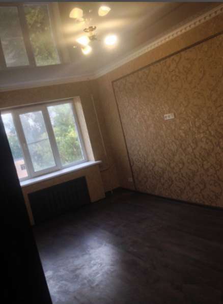 Продам двухкомнатную квартиру в Ростов-на-Дону.Жилая площадь 51 кв.м.Дом кирпичный.Есть Балкон.
