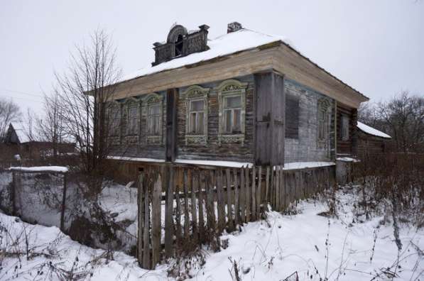 Бревенчатый дом в тихой деревне