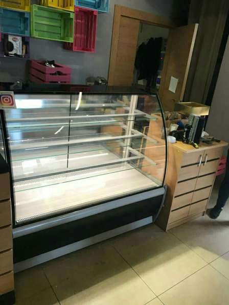 Холодильники витринные кондитерские на заказ в фото 6