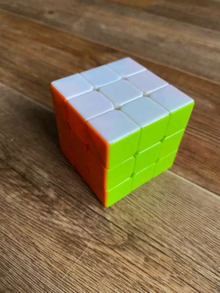 Кубик Рубика яркий