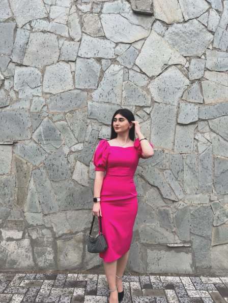 Платье малинового цвета