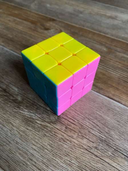 Кубик Рубика яркий в Ессентуках