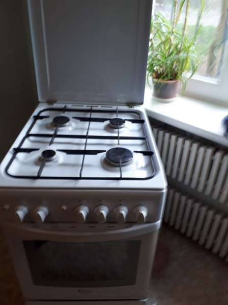 Продам комбинированную кухонную плиту ARISTON H5GG1C (W) В в 