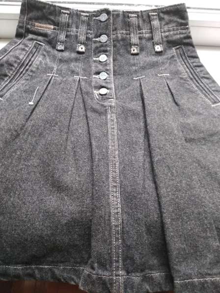 Новая черная фирменная джинсовая юбка со складками 30 размер в Пятигорске фото 6