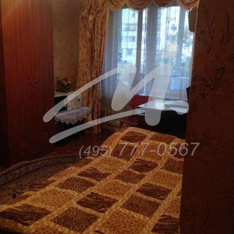 Продам комнату в Москве. Жилая площадь 44 кв.м. Дом панельный. Есть балкон.
