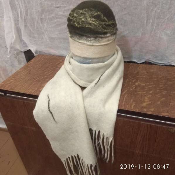 Зелено-бежевый валяный шерстяной шарф в фото 5