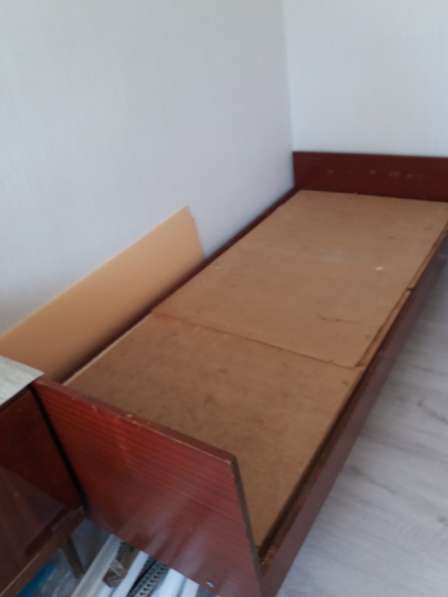 Кровать без матраца, диван слегка деформирован, шкаф, баян в Казани фото 4