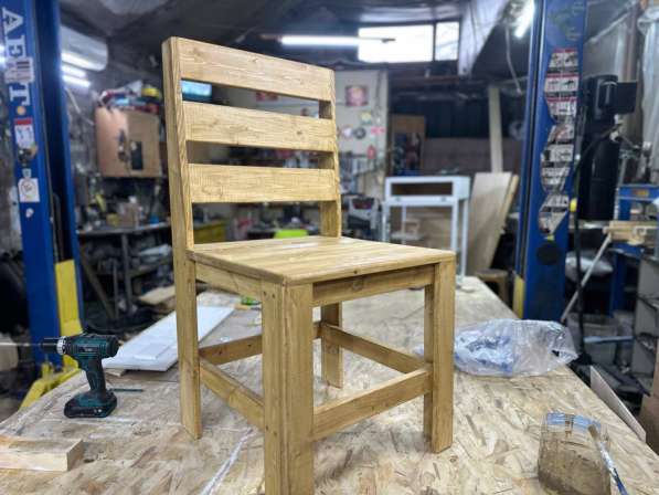 Стул из дерева