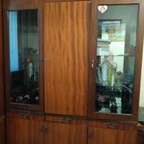 Шкаф со стеклами, с полосками и с зеркалами, три отделения, в Ставрополе