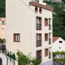 4-этажный дом с бассейном в туристической столице Черногории, в г.Будва