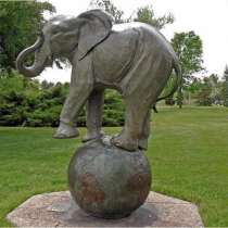 Скульптура"Слон на Земном шаре", в Краснодаре